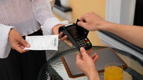 Profeco aclara derechos sobre propinas en restaurantes durante 2026