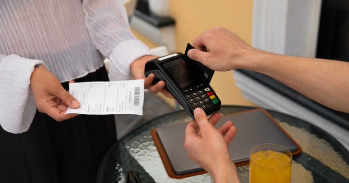 Profeco aclara derechos sobre propinas en restaurantes durante 2026.