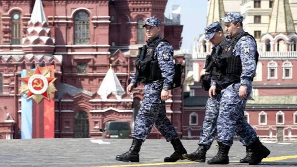 Putin explica ausencia de equipo militar en desfile del Día de la Victoria.