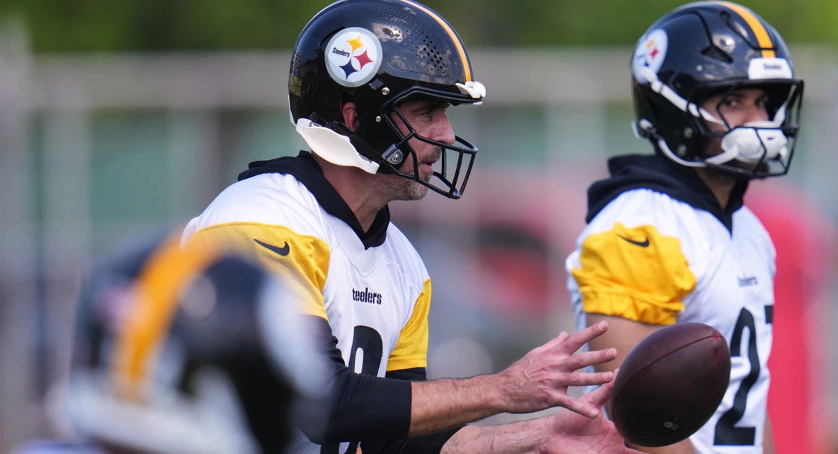 El veterano mariscal de campo firmó y ya entrenó con los Steelers