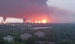 VIDEO: Drones de Ucrania impactan fábrica rusa de insumos militares y causan fuerte incendio