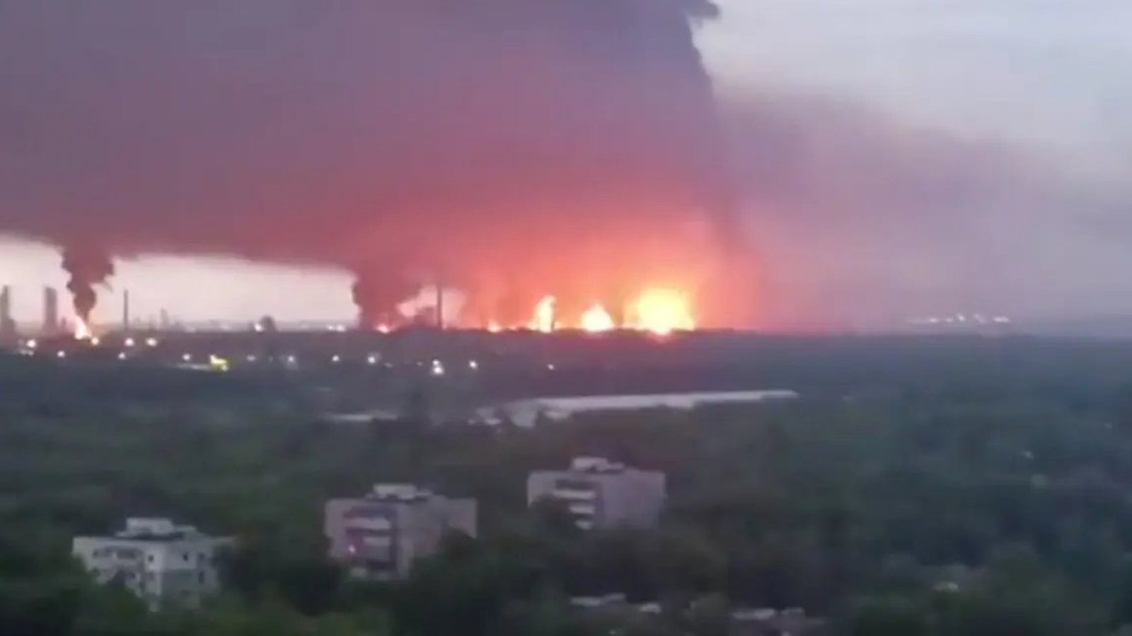 VIDEO: Drones de Ucrania impactan fábrica rusa de insumos militares y causan fuerte incendio
