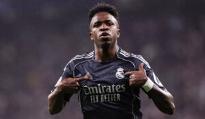 Vinicius rescata al Real Madrid con doblete; derrotan al Espanyol y aplazan el título de LaLiga