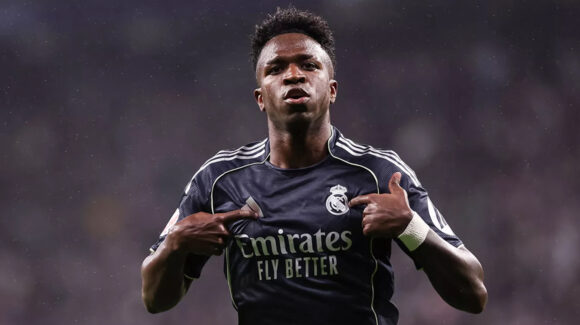 Vinicius rescata al Real Madrid con doblete; derrotan al Espanyol y aplazan el título de LaLiga