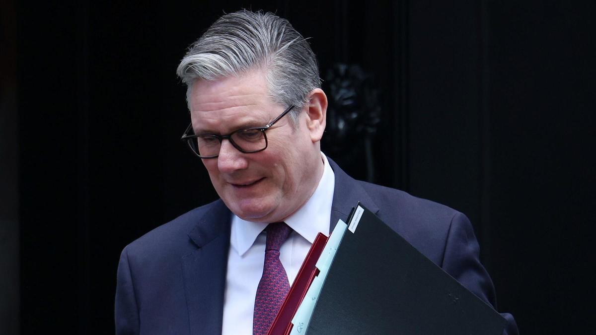 Tres ministros británicos renuncian por presión contra Starmer.
