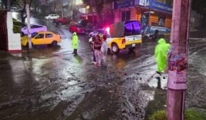 Policías rescatan a personas atrapadas por lluvias torrenciales en CDMX