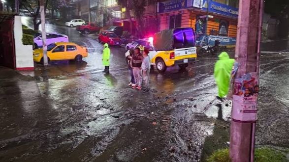 Policías rescatan a personas atrapadas por lluvias torrenciales en CDMX.