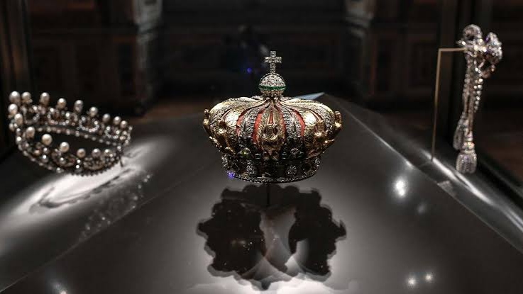 Museo del Louvre anuncia reforma tras robo de joyas por 100 millones de dólares.