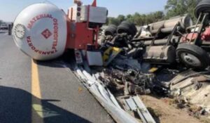 Pipa cargada con turbosina volcó en carretera al sur de Empalme; Bomberos evalúan la zona de riesgo