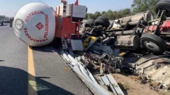 Pipa cargada con turbosina volcó en carretera al sur de Empalme; Bomberos evalúan la zona de riesgo