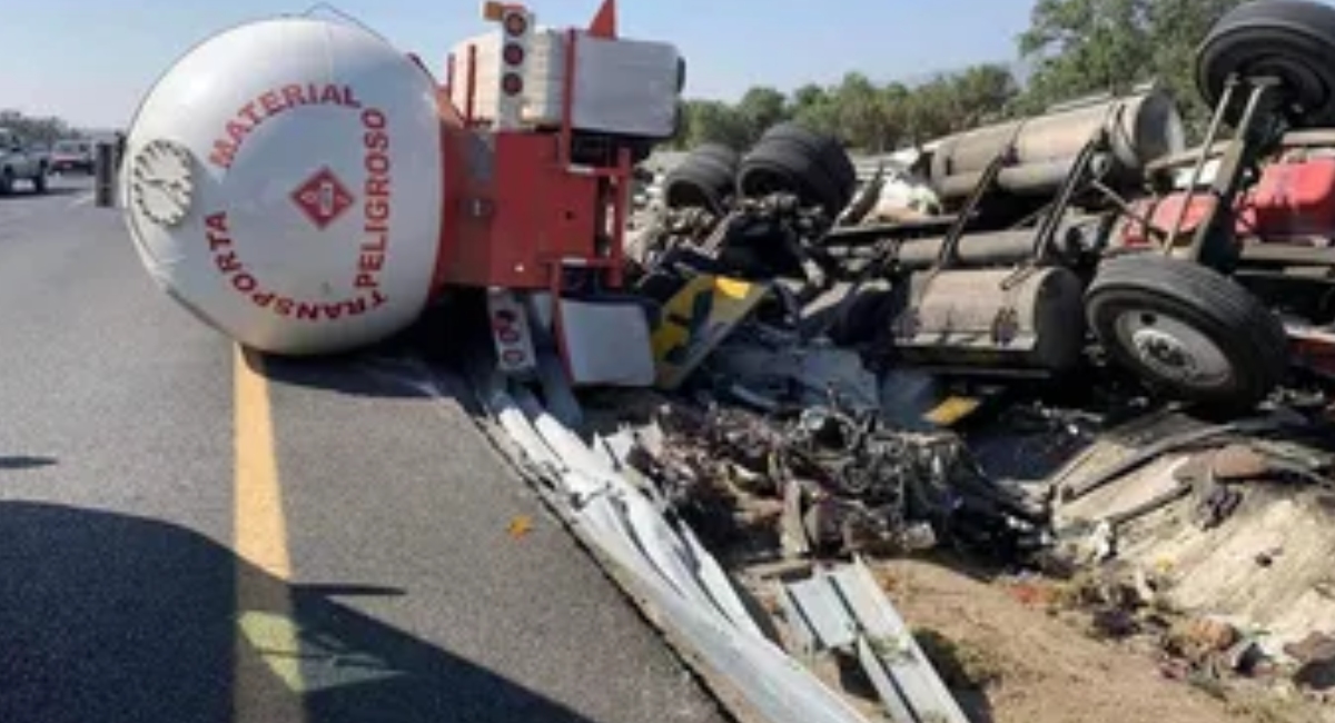 Se vuelca pipa de turbosina al sur de Empalme