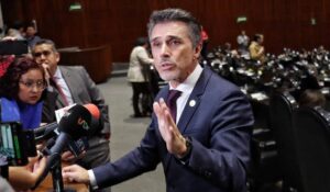 ¿Se divide Morena? Sergio Mayer y Miguel Torruco se enfrentan por críticas al exboxeador ‘Travieso’ Arce