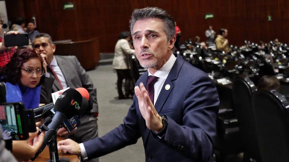 ¿Se divide Morena? Sergio Mayer y Miguel Torruco se enfrentan por críticas al exboxeador ‘Travieso’ Arce.