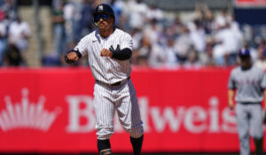 Trent Grisham produce tres y los Yankees vencen a Texas para asegurar su quinta serie consecutiva