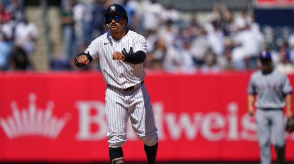 Trent Grisham produce tres y los Yankees vencen a Texas para asegurar su quinta serie consecutiva