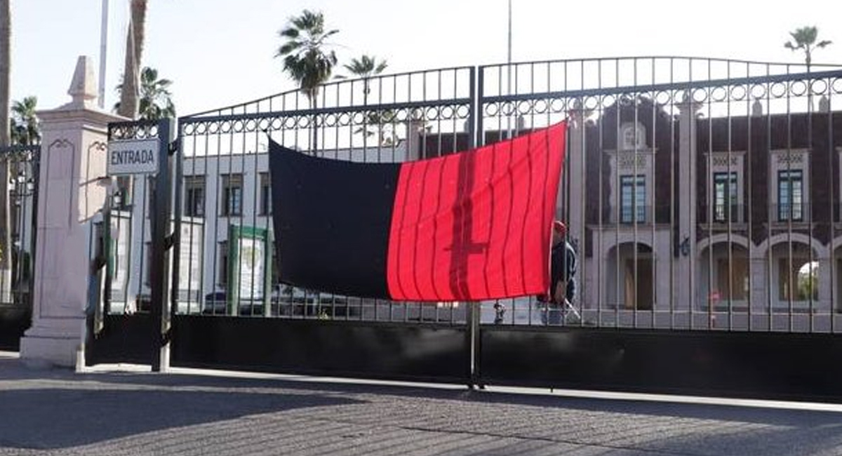 La bandera de huelga volvió a ser colocada en el acceso a la Unison