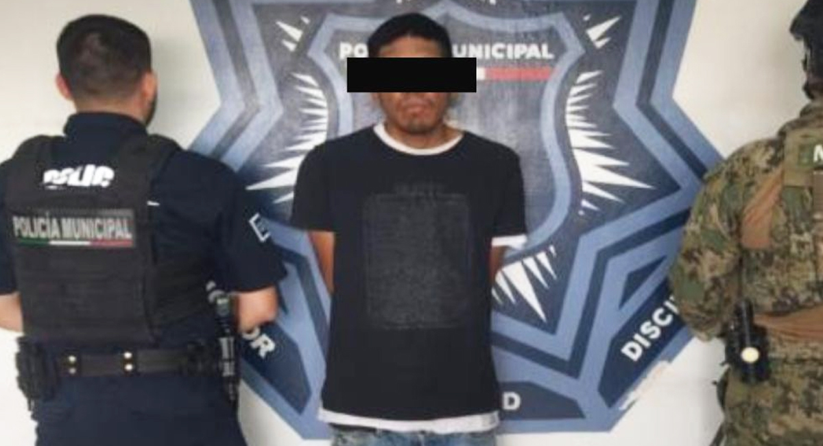 El hombre detenido junto con las bolsas de droga aseguradas