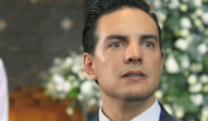 Acusan a Vadhir Derbez de violación y violencia física; el actor da la cara junto a sus abogados