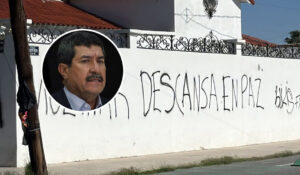 Vandalizan casa del senador de Morena, Javier Corral, y le dejan arreglo funerario en pleno 10 de mayo