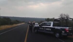 Vehículo termina volcado dentro de canal al sur de Hermosillo