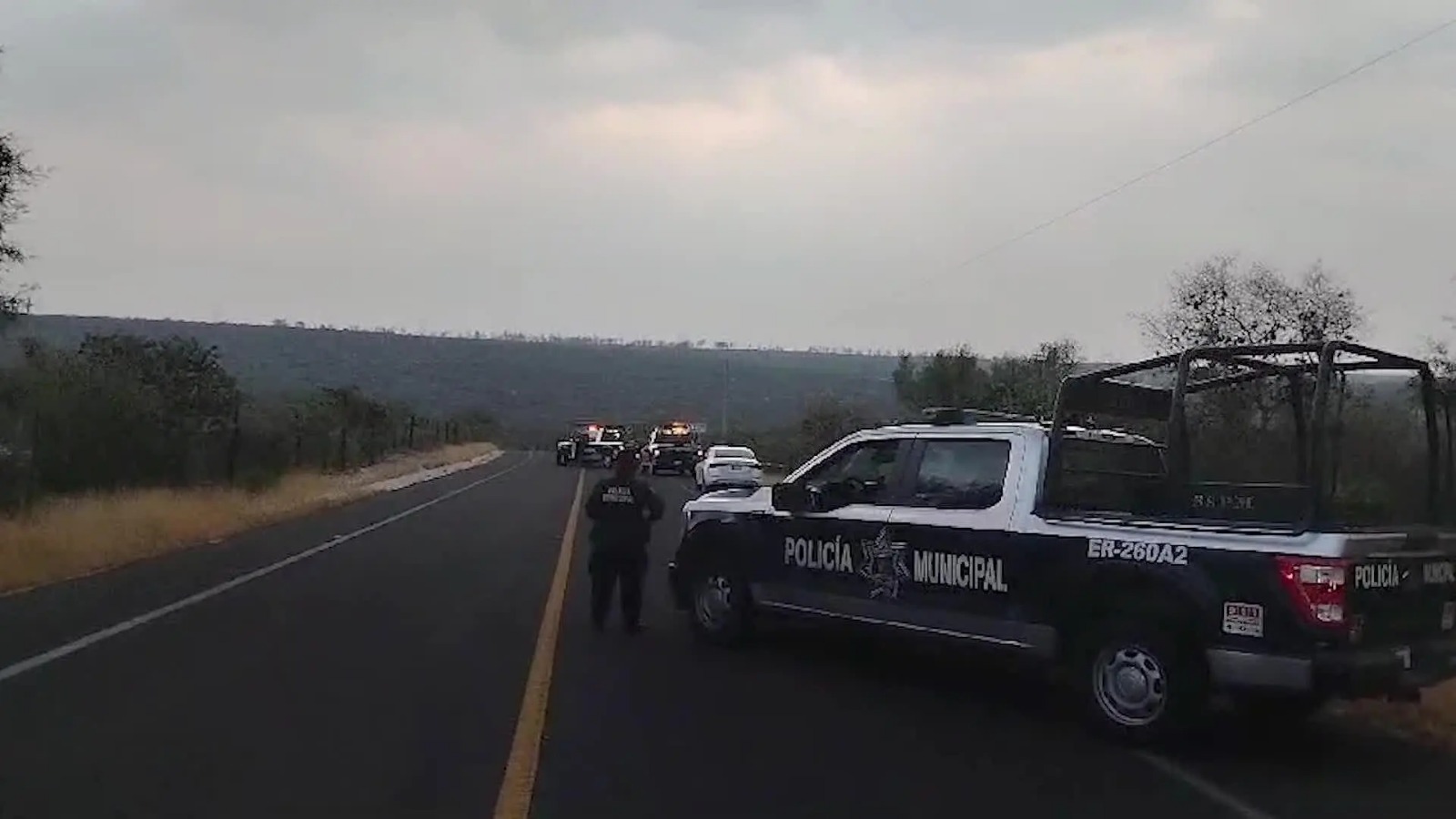 Vehículo termina volcado dentro de canal al sur de Hermosillo.