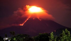 Volcán Mayón en Filipinas entra en erupción y cubre aldeas con ceniza