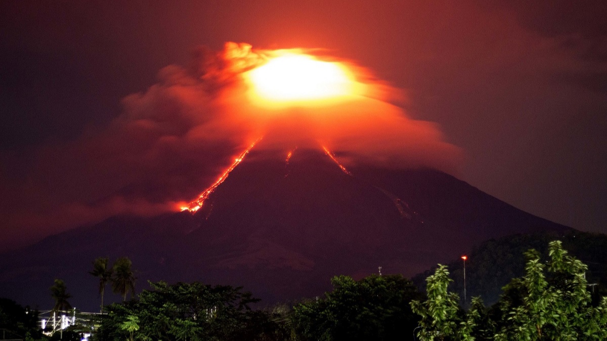Volcán Mayón en Filipinas entra en erupción y cubre aldeas con ceniza.