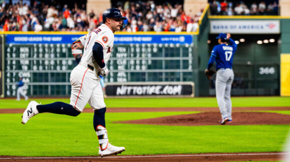Los Astros castigan a Ohtani con par de jonrones y emparejan la serie ante los Dodgers
