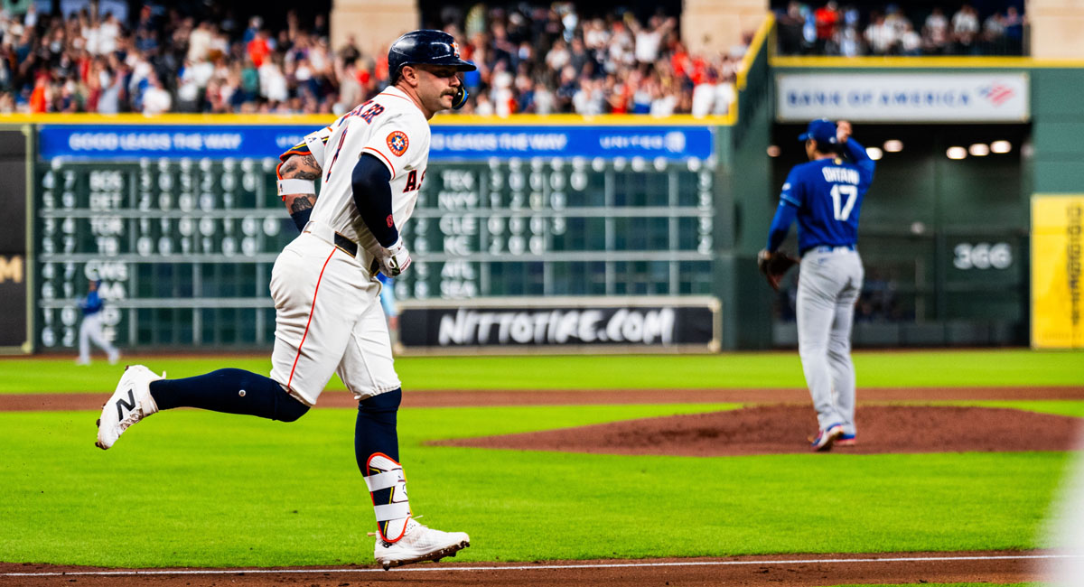 Walker recorre las bases después de conectarle de cuadrangular a Ohtani