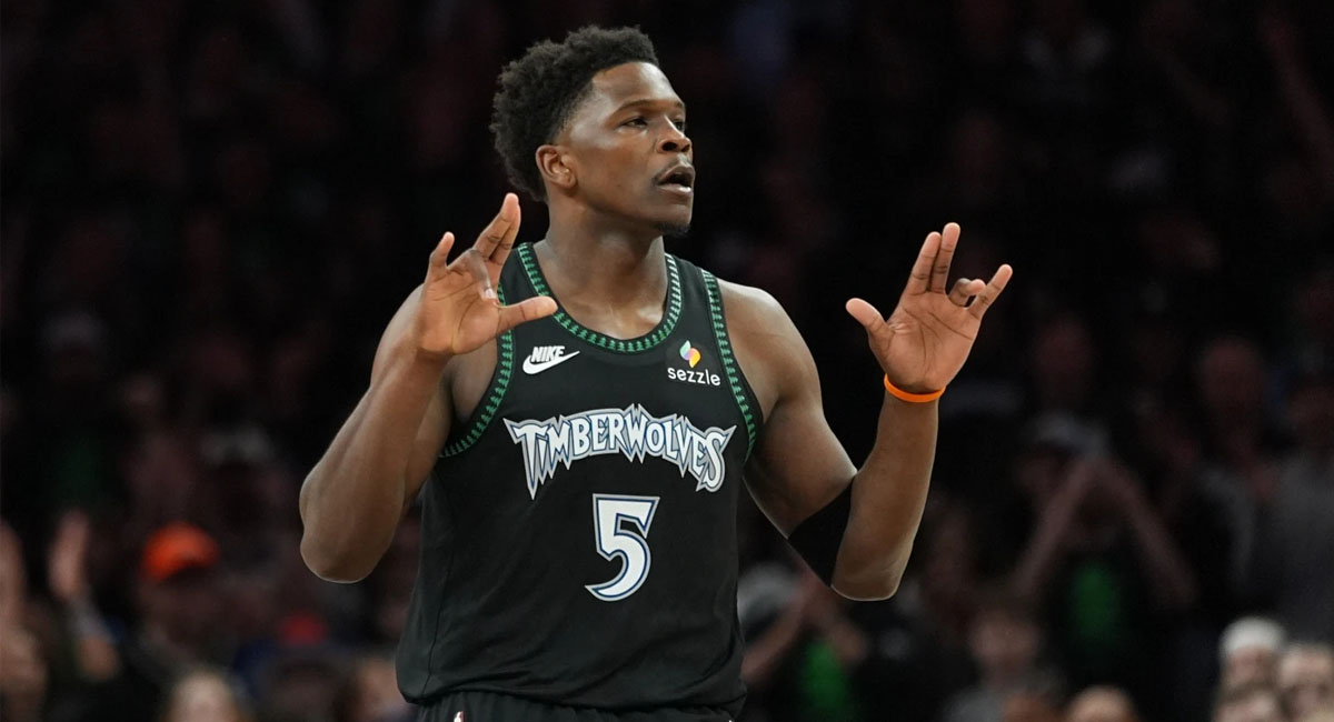 Edwards celebra después de encestar dos puntos ante los Spurs