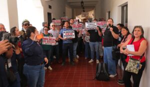 Se manifiestan integrantes del STAUS en rectoría antes de votar