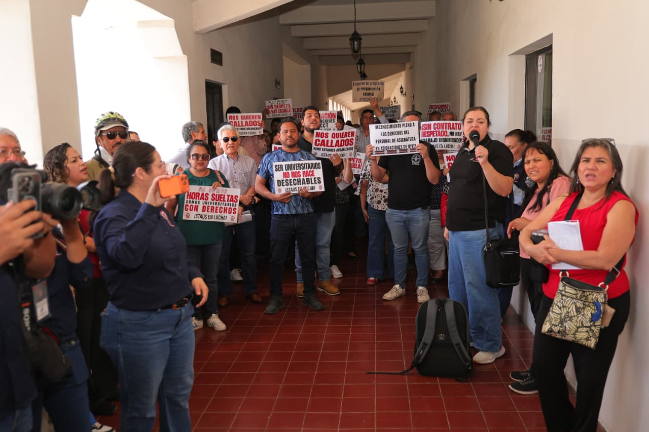 Integrantes del sindicato se manifiestan en el edificio de rectoría antes de la votación de huelga.