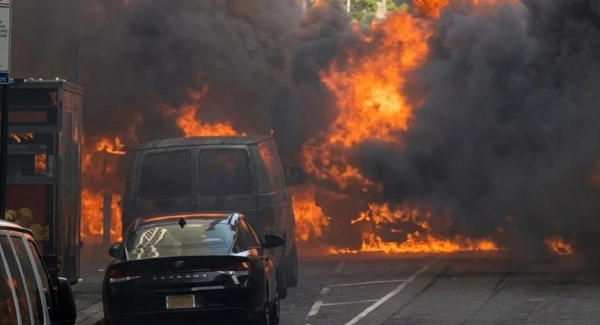Alarma en Nueva York: Así fue la explosión e incendio de un vehículo cerca del Toro de Wall Street