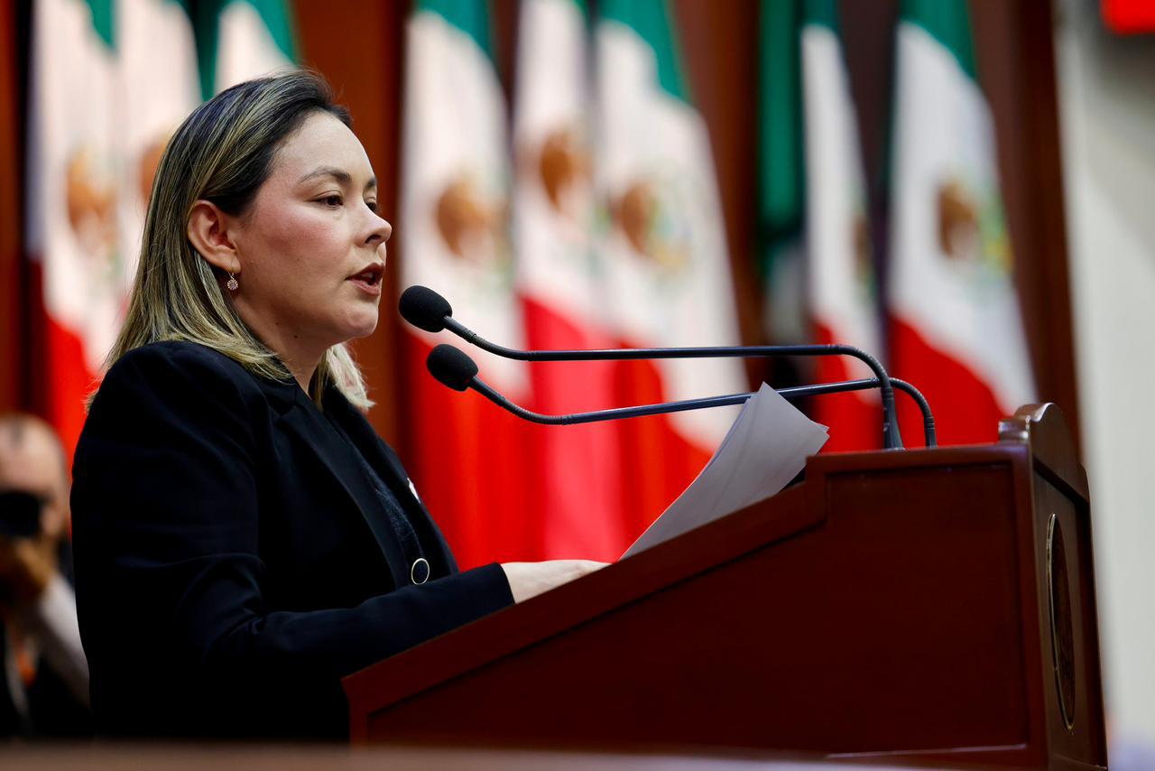 Yeraldine Bonilla gobernadora interina de Sinaloa, respalda a Rocha Moya ante acusaciones.
