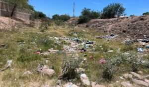 Canal de contención en Empalme se convierte en basurero clandestino