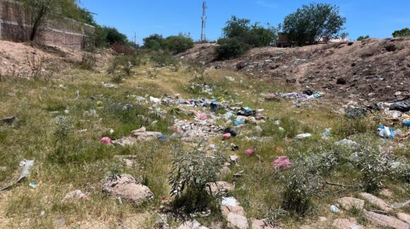 Canal de contención en Empalme se convierte en basurero clandestino