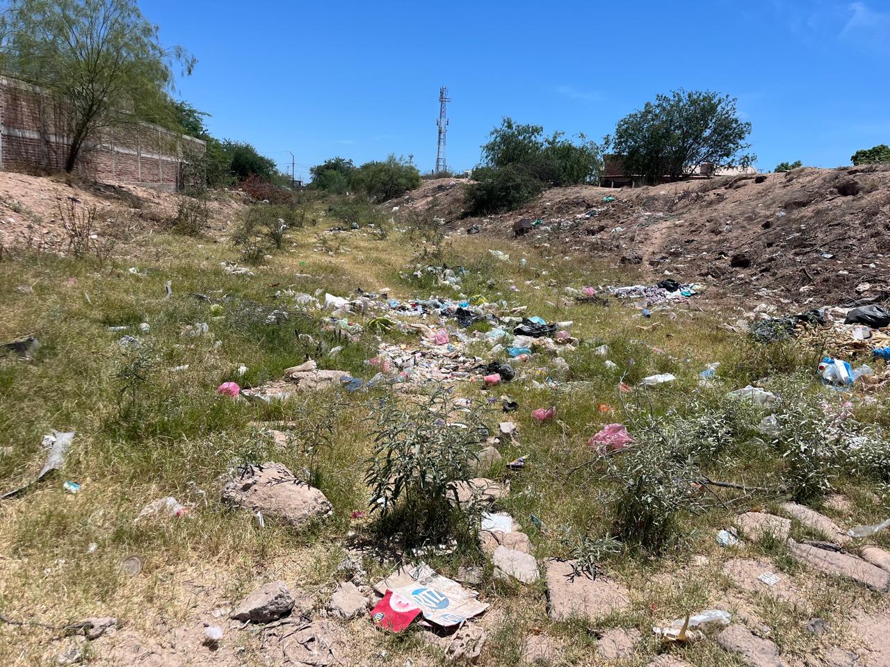 Canal de contención en Empalme se convierte en basurero clandestino