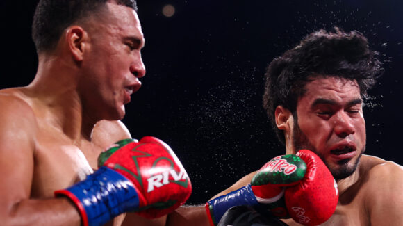 David Benavidez destroza al mexicano ‘Zurdo’ Ramírez y es tricampeón mundial