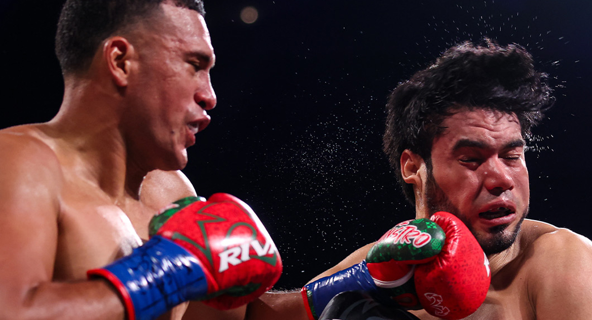 Benavidez le pasa por encima al mexicano