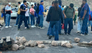 Trabajadores inconformes por utilidades mantienen bloqueo en parque industrial de Guaymas