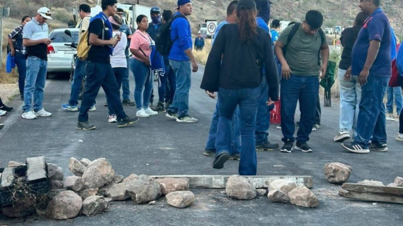 Trabajadores inconformes por utilidades mantienen bloqueo en parque industrial de Guaymas
