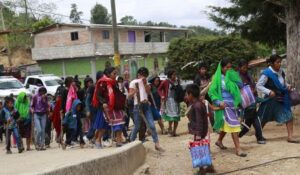 Familias desplazadas por violencia en Chilapa comienzan a regresar a sus comunidades