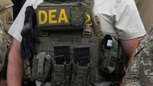 Policías de Culiacán entregaron a informante de la DEA a Los Chapitos, acusa EU