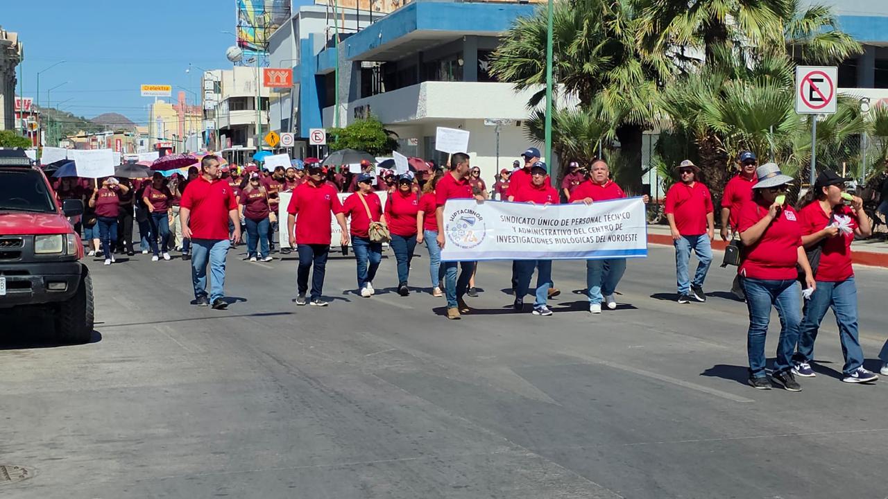 Trabajadores exigen al IMSS mejor servicio y vivienda barata