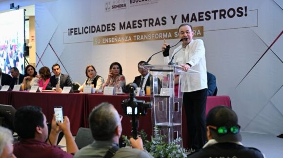 Gobernador Durazo reconoce vocación transformadora de maestras y maestros en Sonora