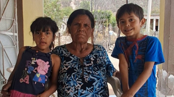 Abuela pide apoyo para alimentar a sus nietos; su hija desapareció hace tres años
