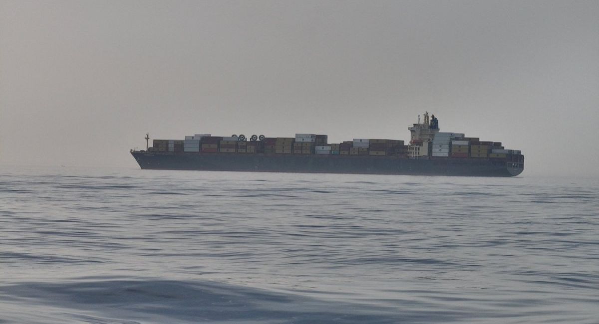 Irán afirma que impactó buque de EU con misiles en el Estrecho de Ormuz