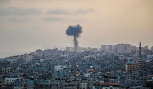 Israel lanza ataque aéreo coordinado en ciudad de Gaza y abate al líder militar de Hamás