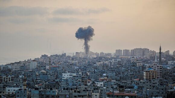 Israel lanza ataque aéreo coordinado en ciudad de Gaza y abate al líder militar de Hamás