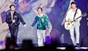 Jonas Brothers celebran a México con playeras y máscaras en Tecate Emblema